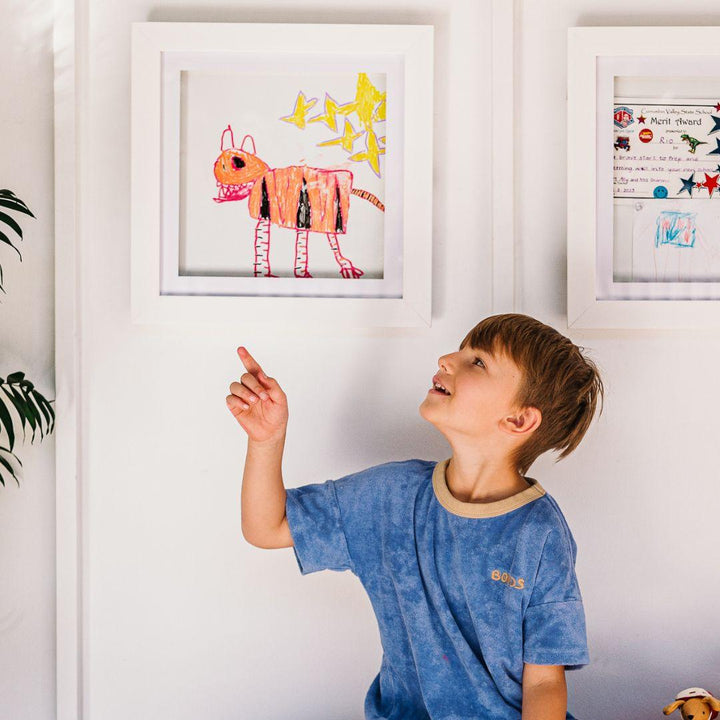 Square Brilliant Frame – magnetic frame for medals, small artworks, or keepsakes.