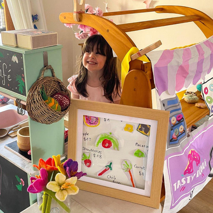 Square Brilliant Frame – magnetic frame for medals, small artworks, or keepsakes.
